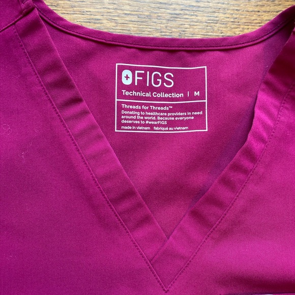 FIGS Technical Collection V Neck Scrub Top Raspberry Medium - Picture 4 of 5